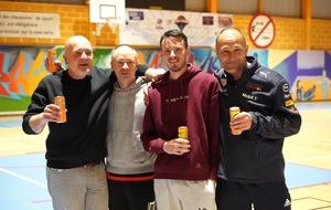 Il manque Loïc sur la photo, mais nous avons pensé à toi !
Merci d'avoir participé à la victoire de ton équipe en début de phase 2.
Ces 4 joueurs vont prochainement jouer le titre de D4 !
Allez les gars !!